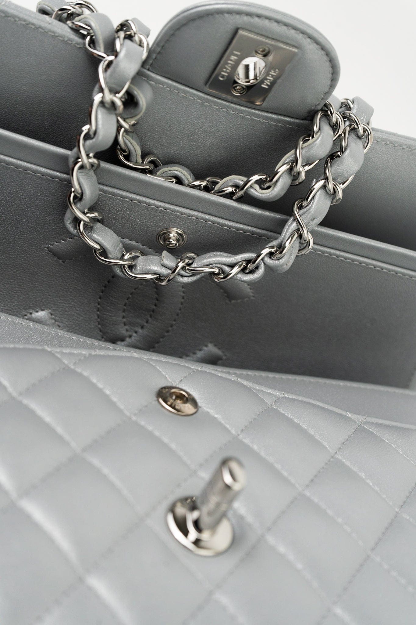 23P Metallic Silver Lambskin Quilted Classic Flap Medium SHW Edge Stitching