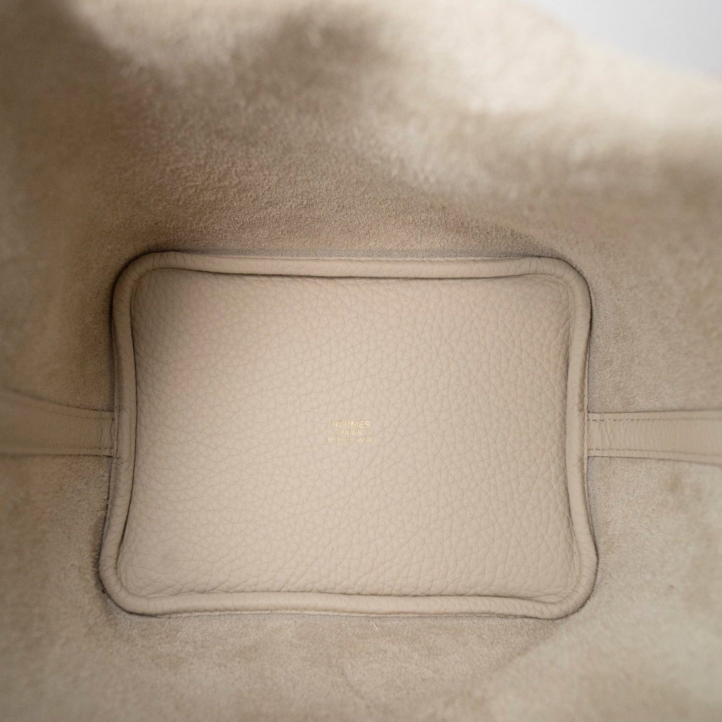 Picotin Lock 18 Beton Taurillon Clemence B Stamp