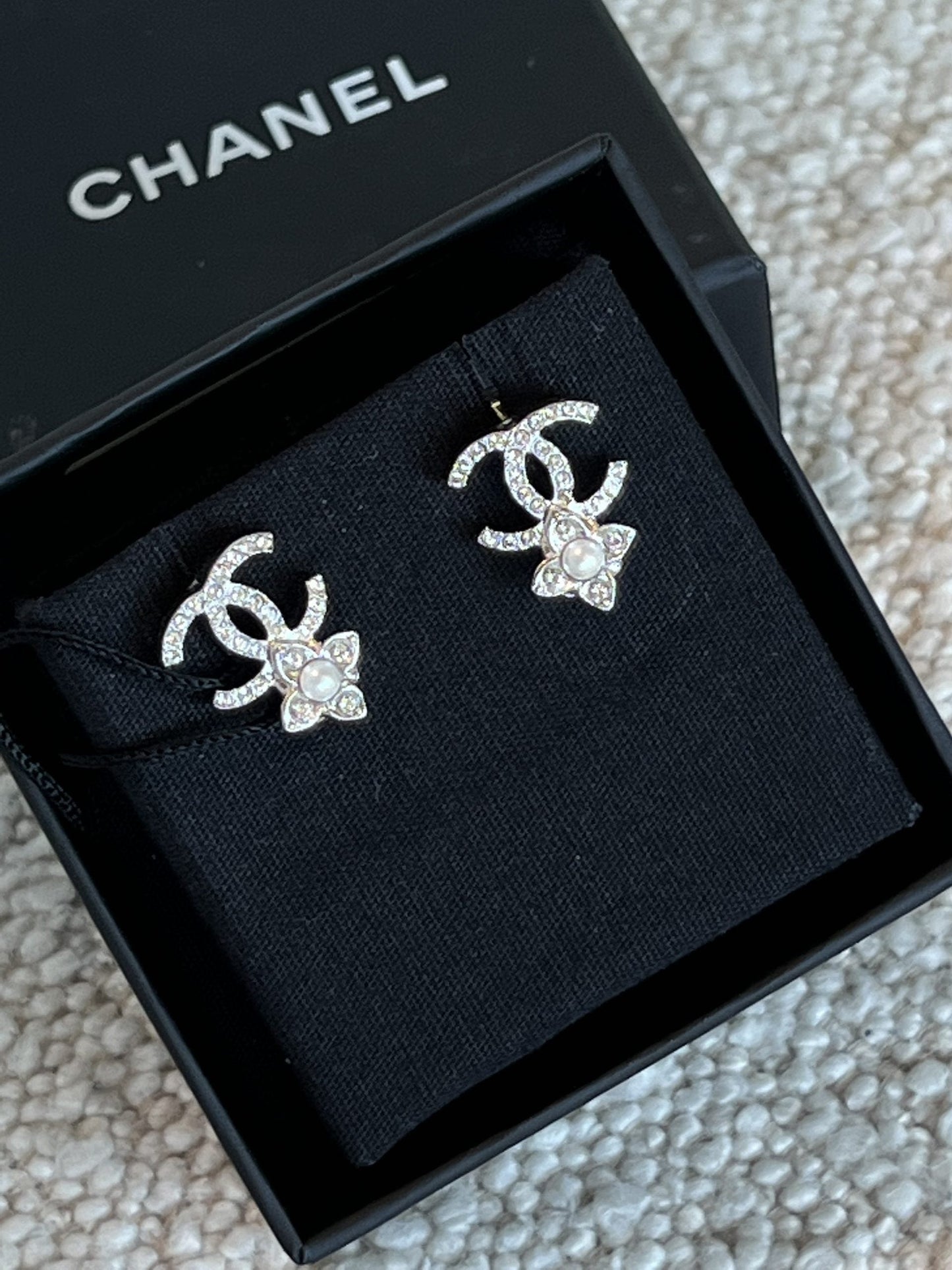 22P Crystal Pearly White Silver Earrings