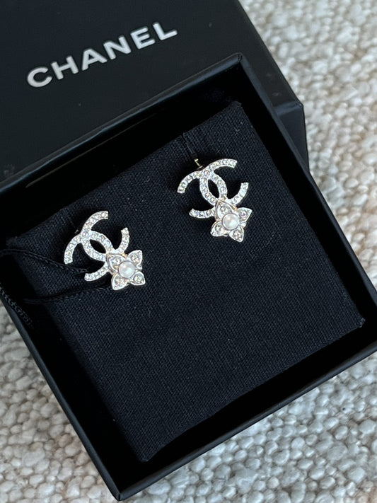 22P Crystal Pearly White Silver Earrings