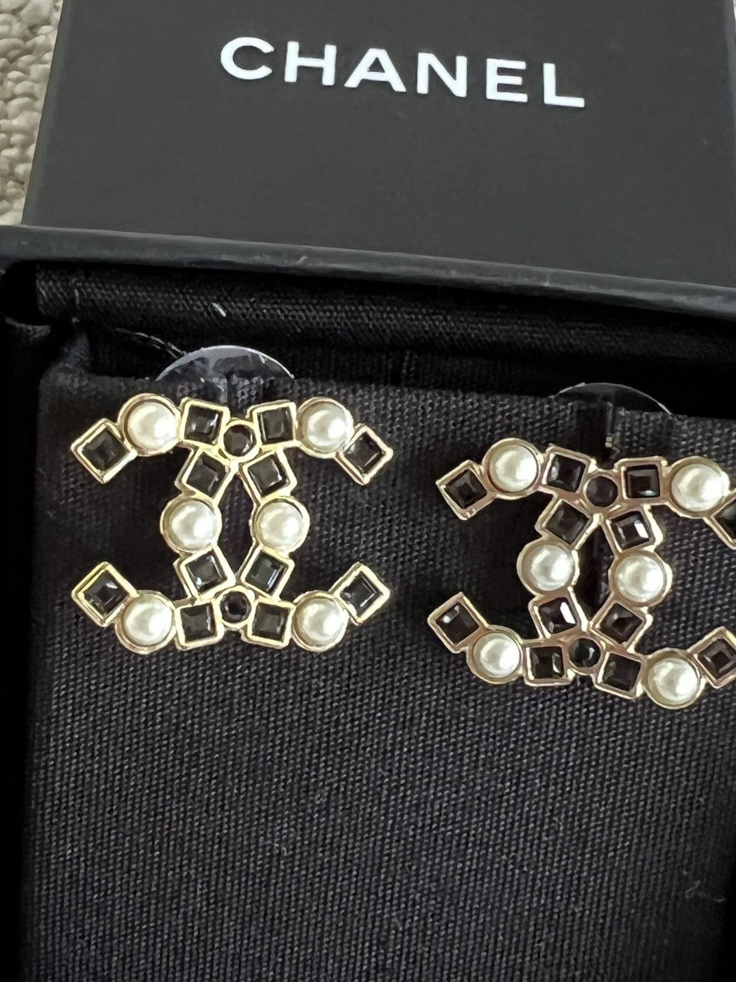 22P Gold Black Crystal Pearl Earrings