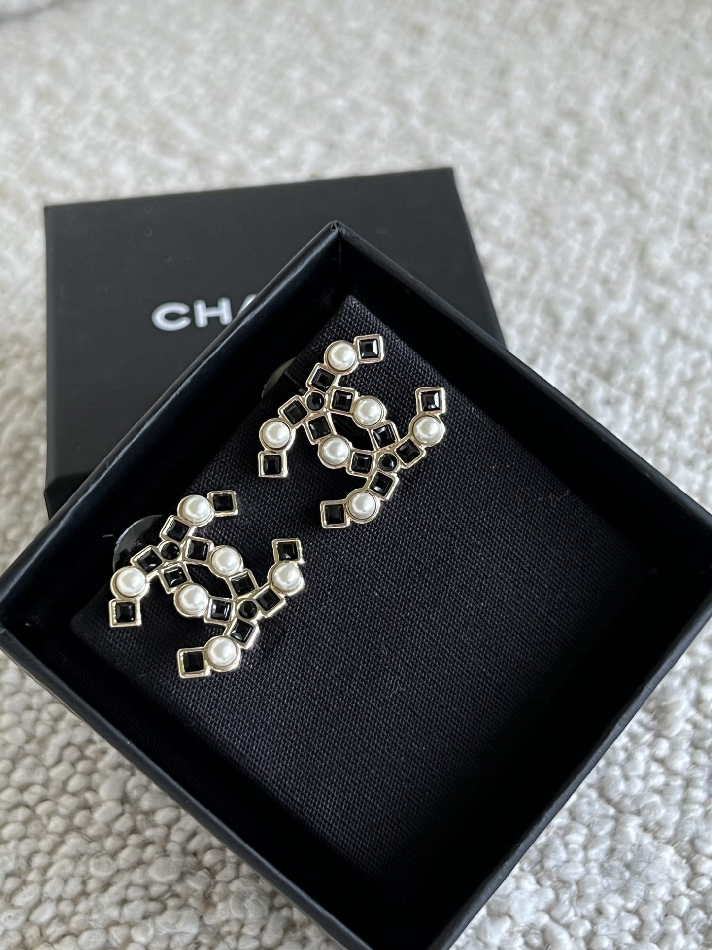 22P Gold Black Crystal Pearl Earrings