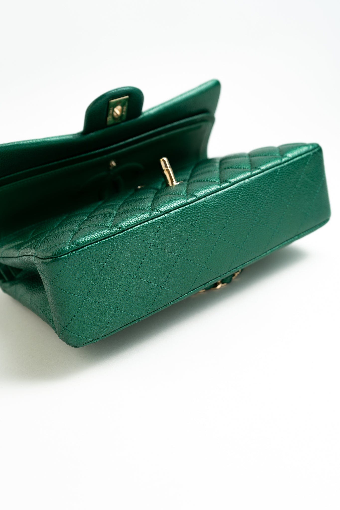 18S Emerald Green Caviar Quilted Classic Flap Medium Light Gold Hardware