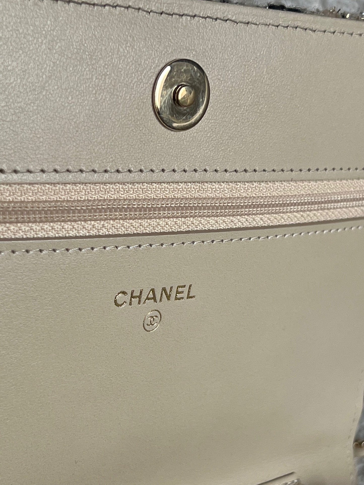 19K Beige and Black Houndstooth Tweed WOC