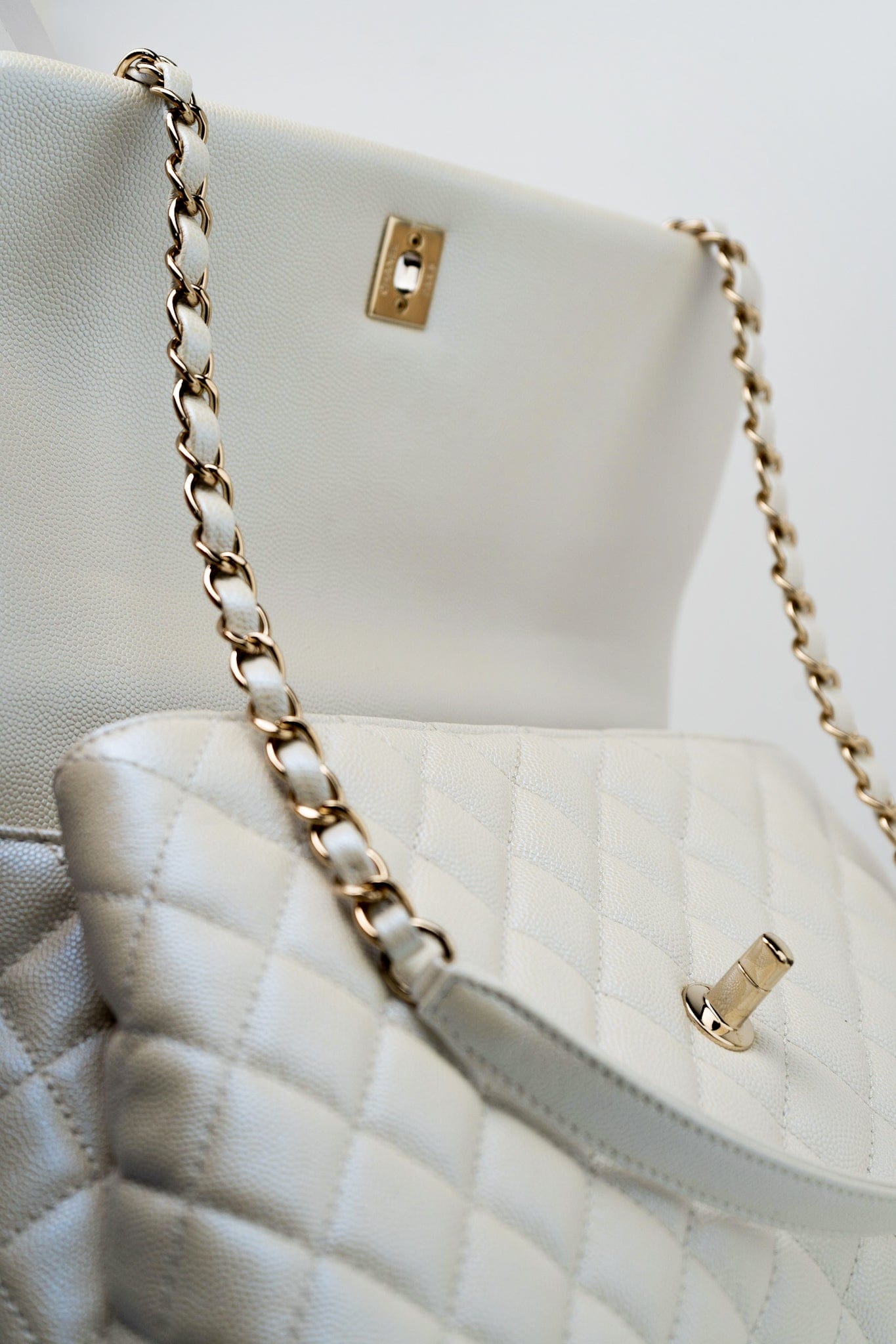 20K Iridescent White Caviar Quilted Coco Handle Medium Light Gold Hardware