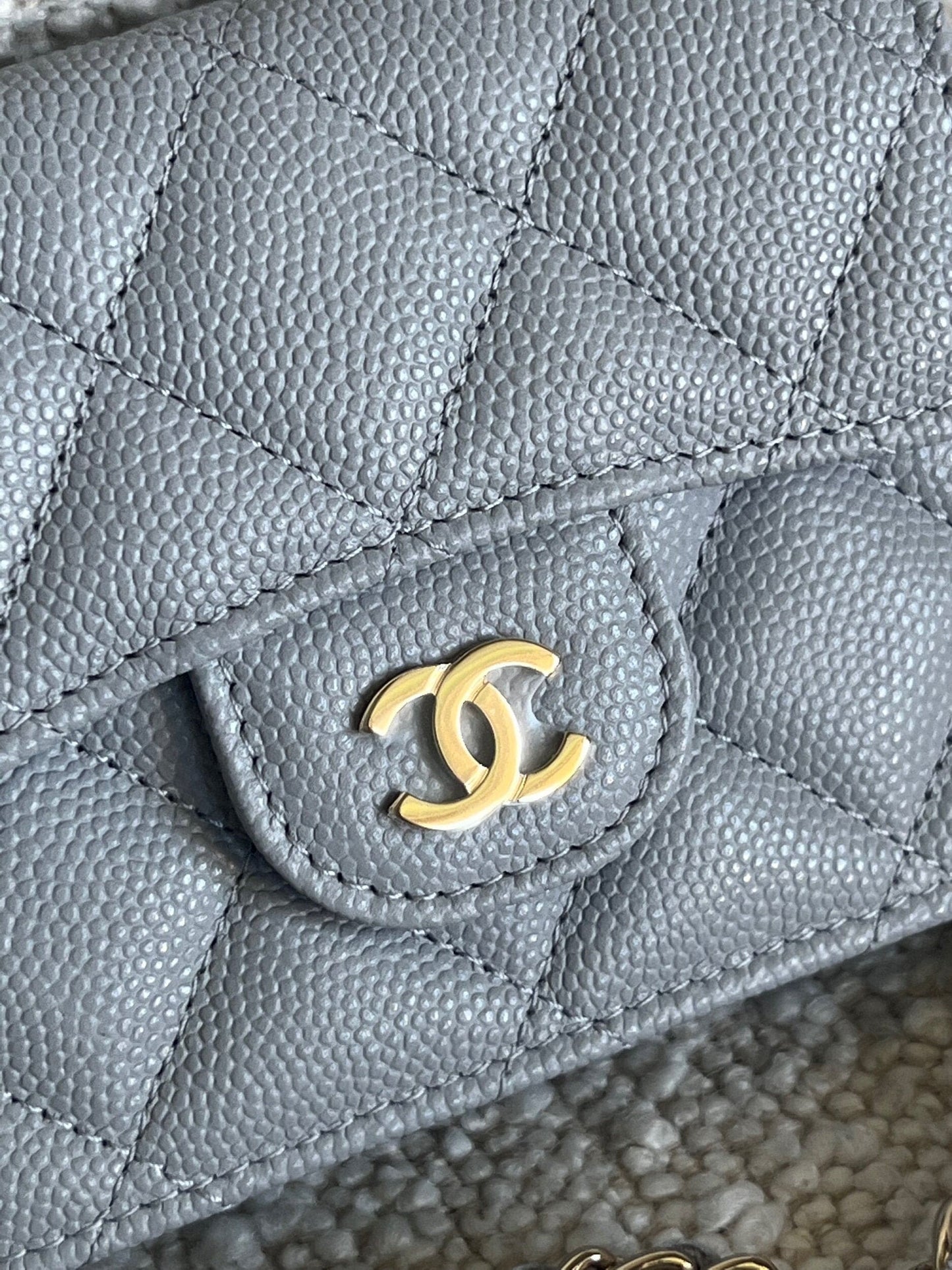 21A Caviar Quilted Flap Card Holder On Chain Grey