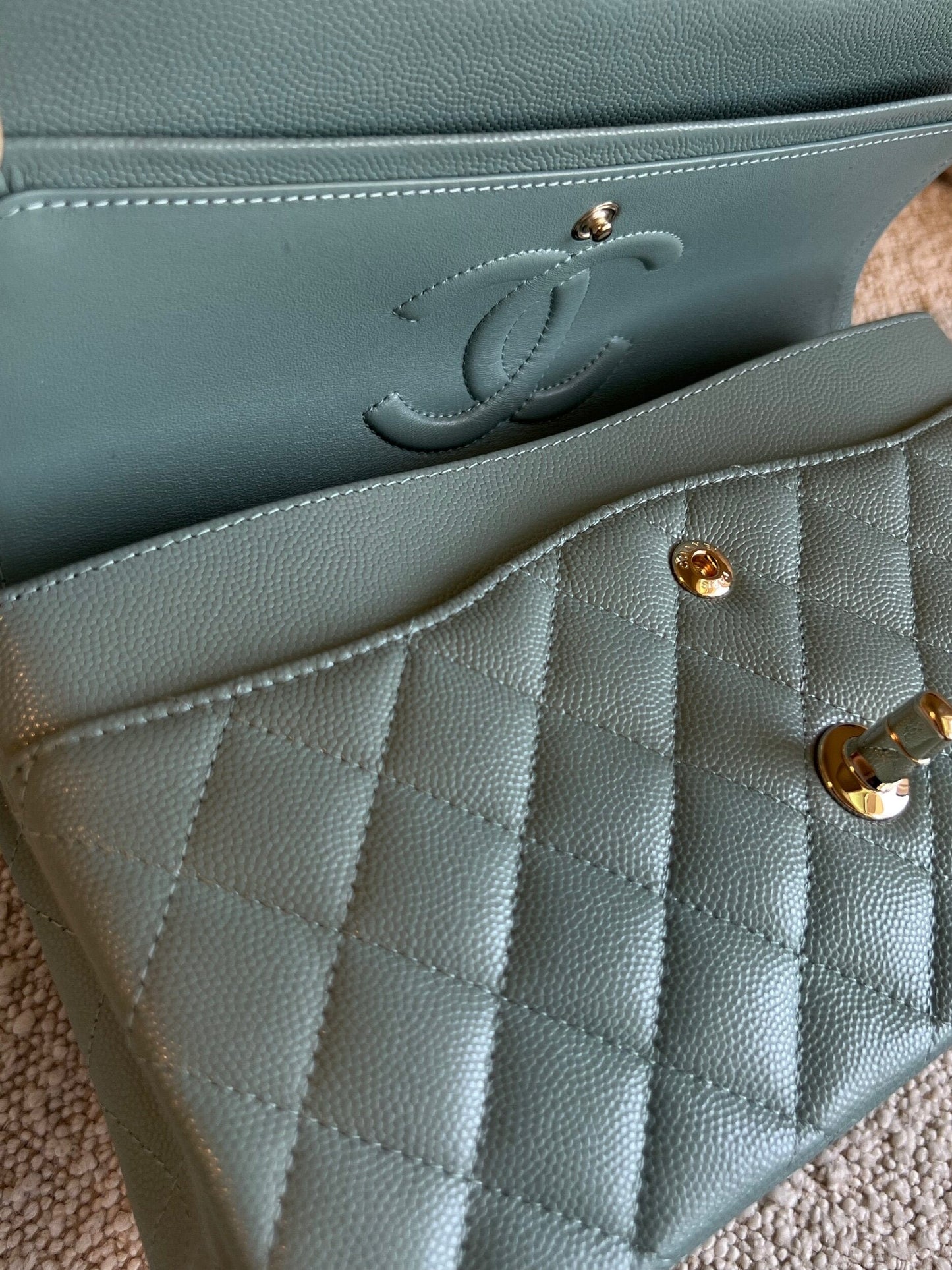 22C Dark Green Caviar Classic Flap Quilted Medium LGHW