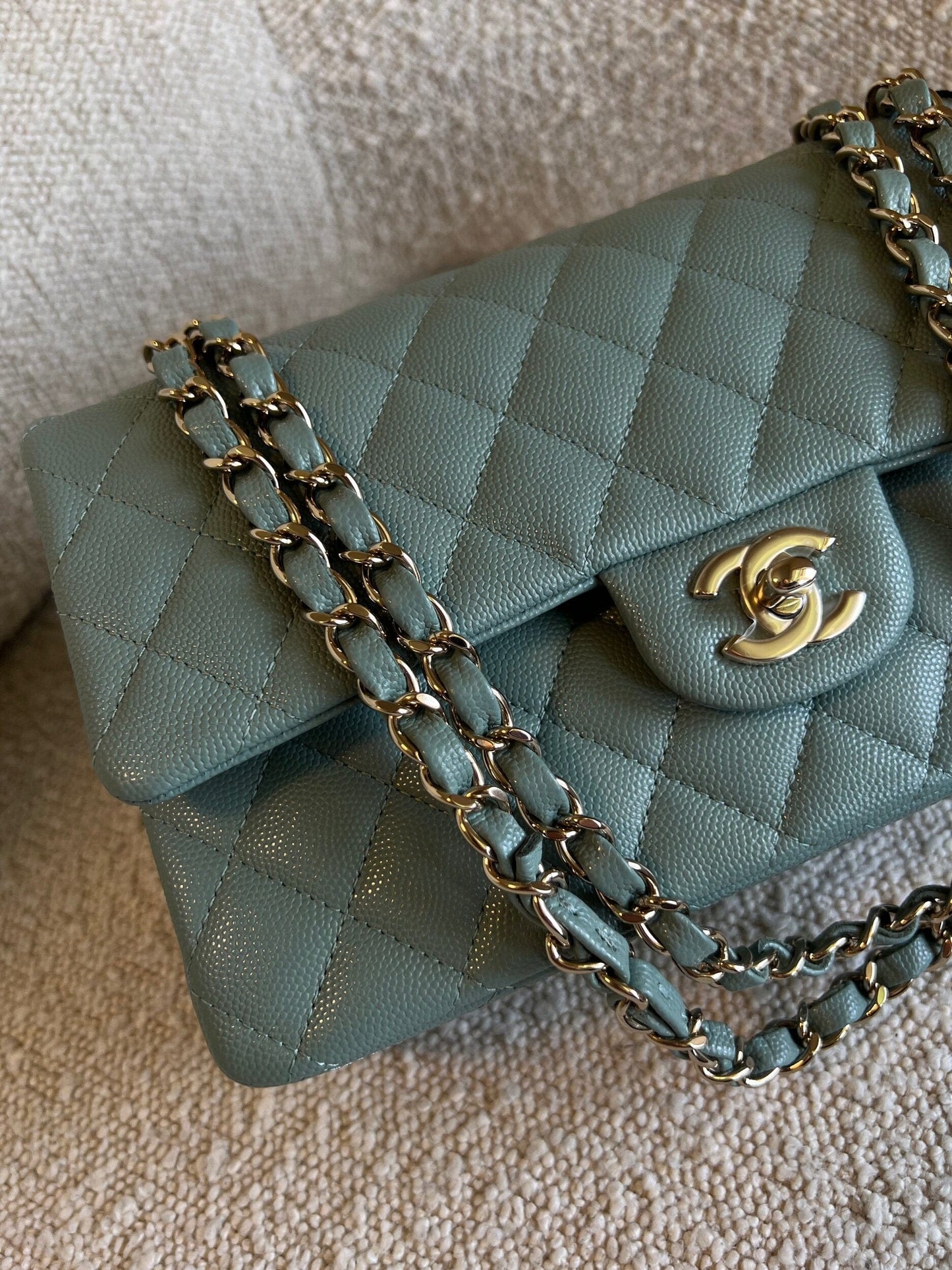 22C Dark Green Caviar Classic Flap Quilted Medium LGHW