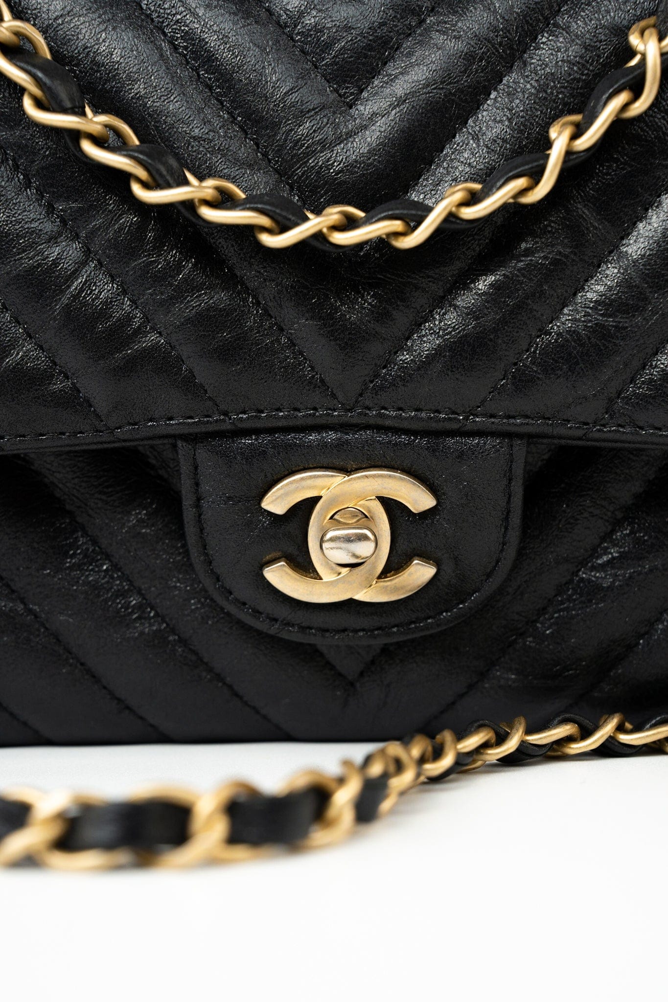 18B Metallic Black Crumpled Calfskin Chevron Classic Flap Medium Aged Gold Hardware