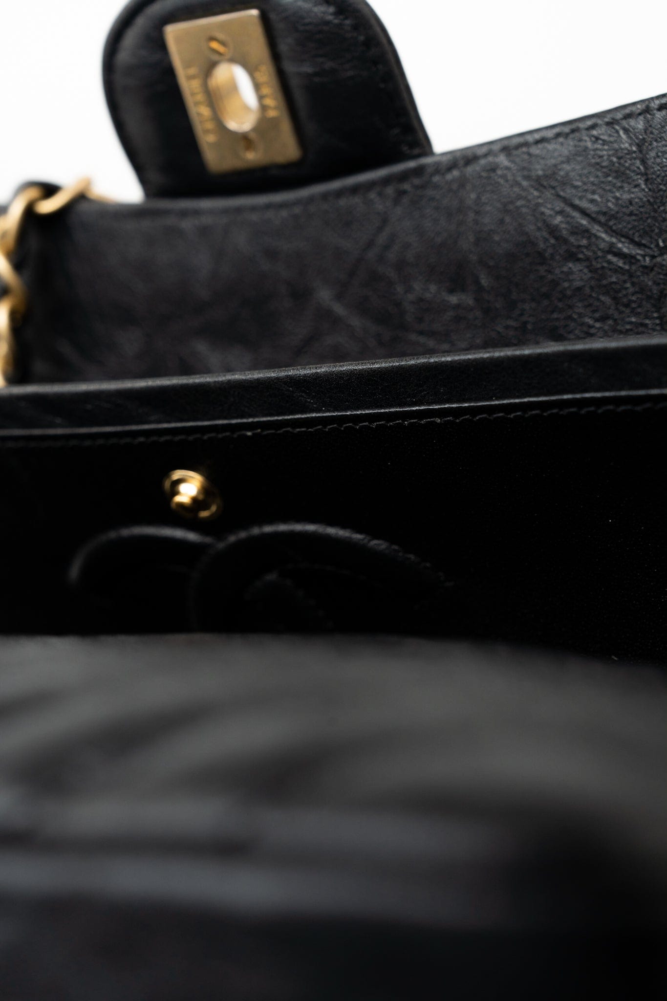 18B Metallic Black Crumpled Calfskin Chevron Classic Flap Medium Aged Gold Hardware