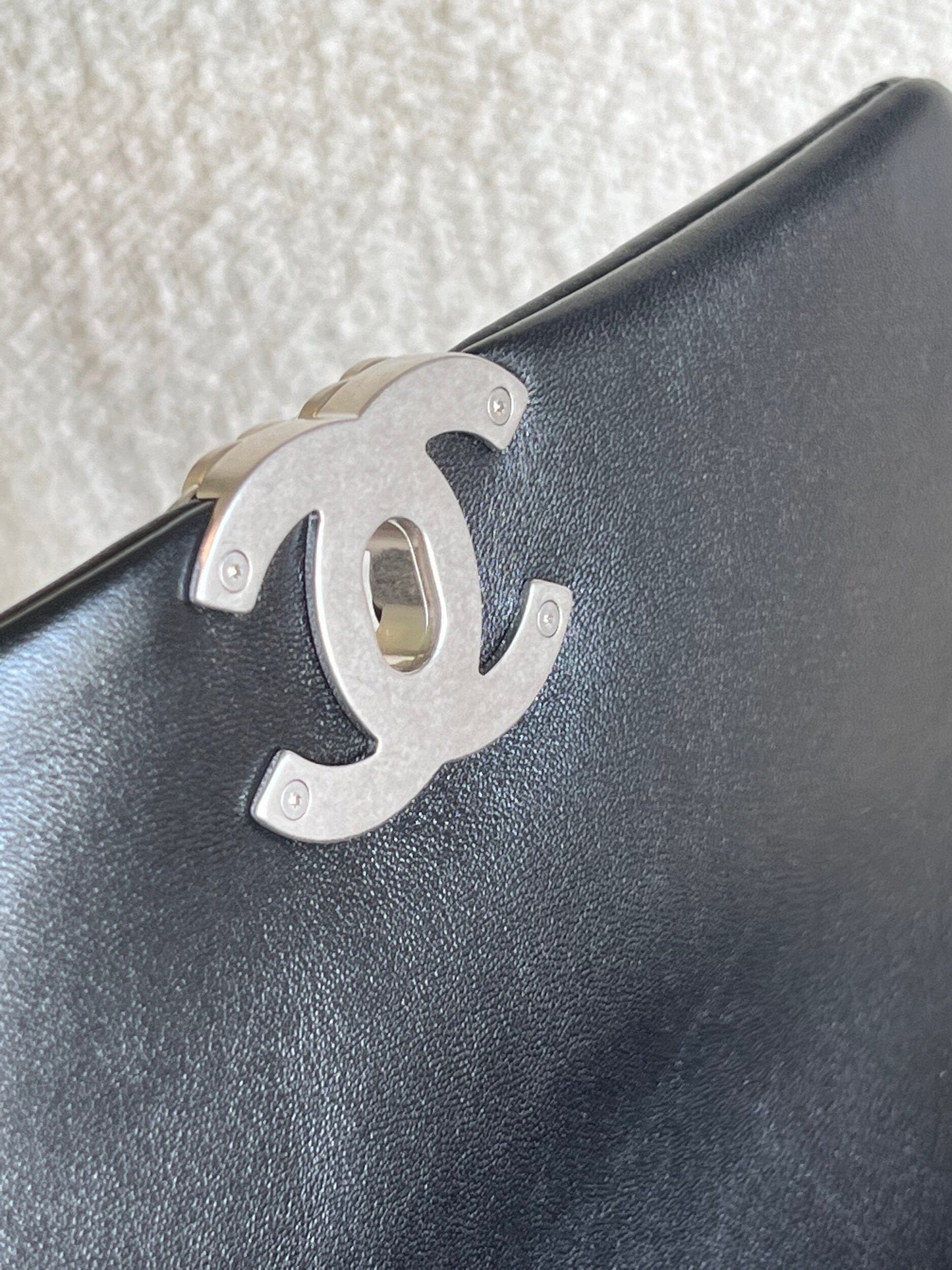 Chanel 22C Black Lambskin Quilted 19 Flap Small MHW