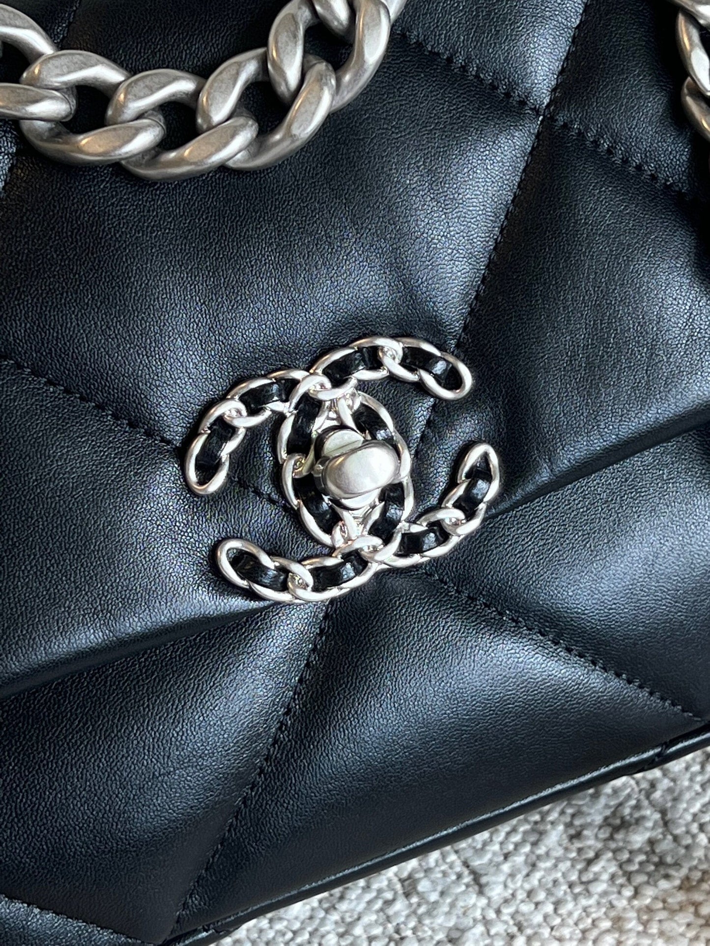 Chanel 22C Black Lambskin Quilted 19 Flap Small MHW