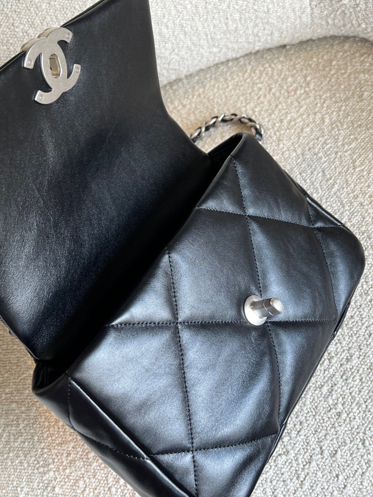 Chanel 22C Black Lambskin Quilted 19 Flap Small MHW