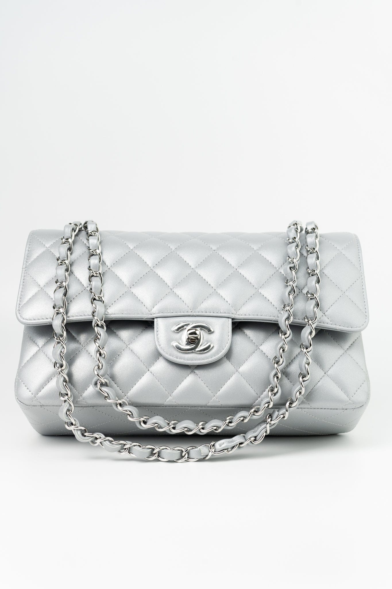 23P Metallic Silver Lambskin Quilted Classic Flap Medium SHW Edge Stitching