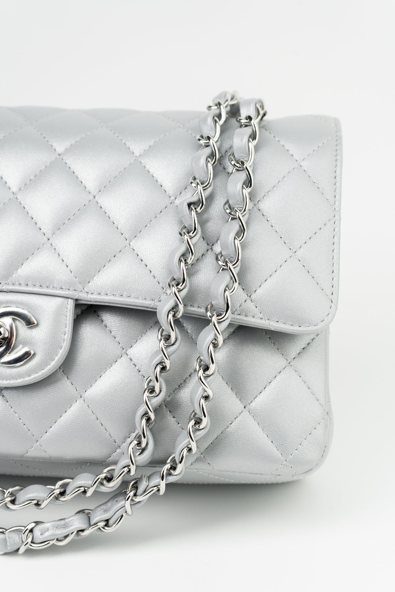 23P Metallic Silver Lambskin Quilted Classic Flap Medium SHW Edge Stitching