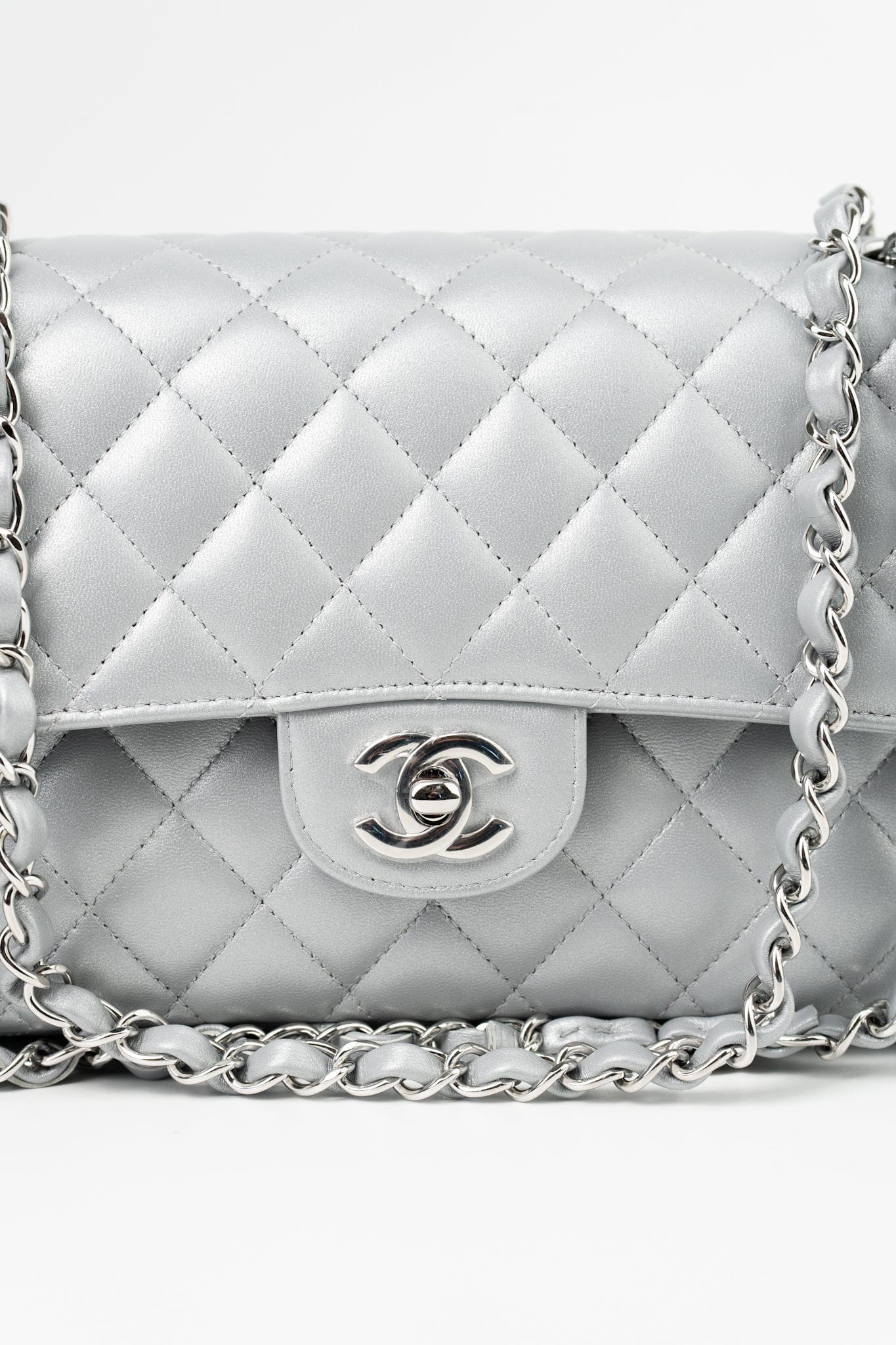 23P Metallic Silver Lambskin Quilted Classic Flap Medium SHW Edge Stitching