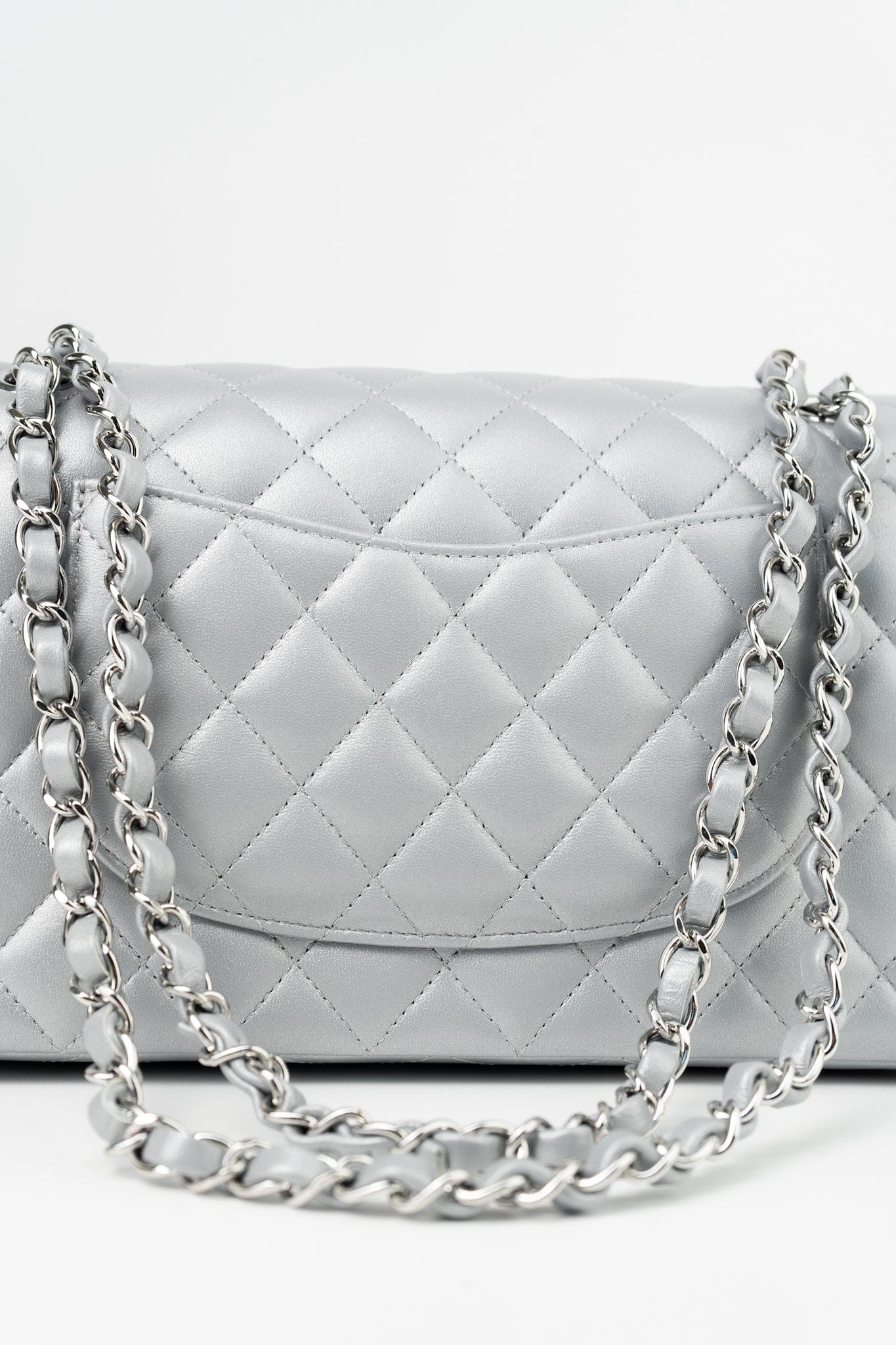 23P Metallic Silver Lambskin Quilted Classic Flap Medium SHW Edge Stitching