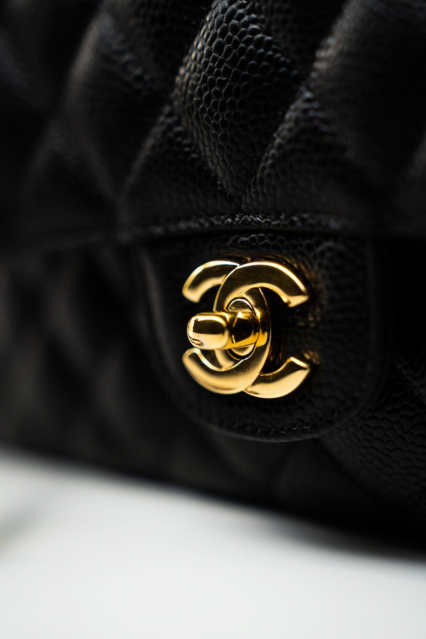 (Rev) Medium Black Caviar Quilted Classic Flap Gold Hardware