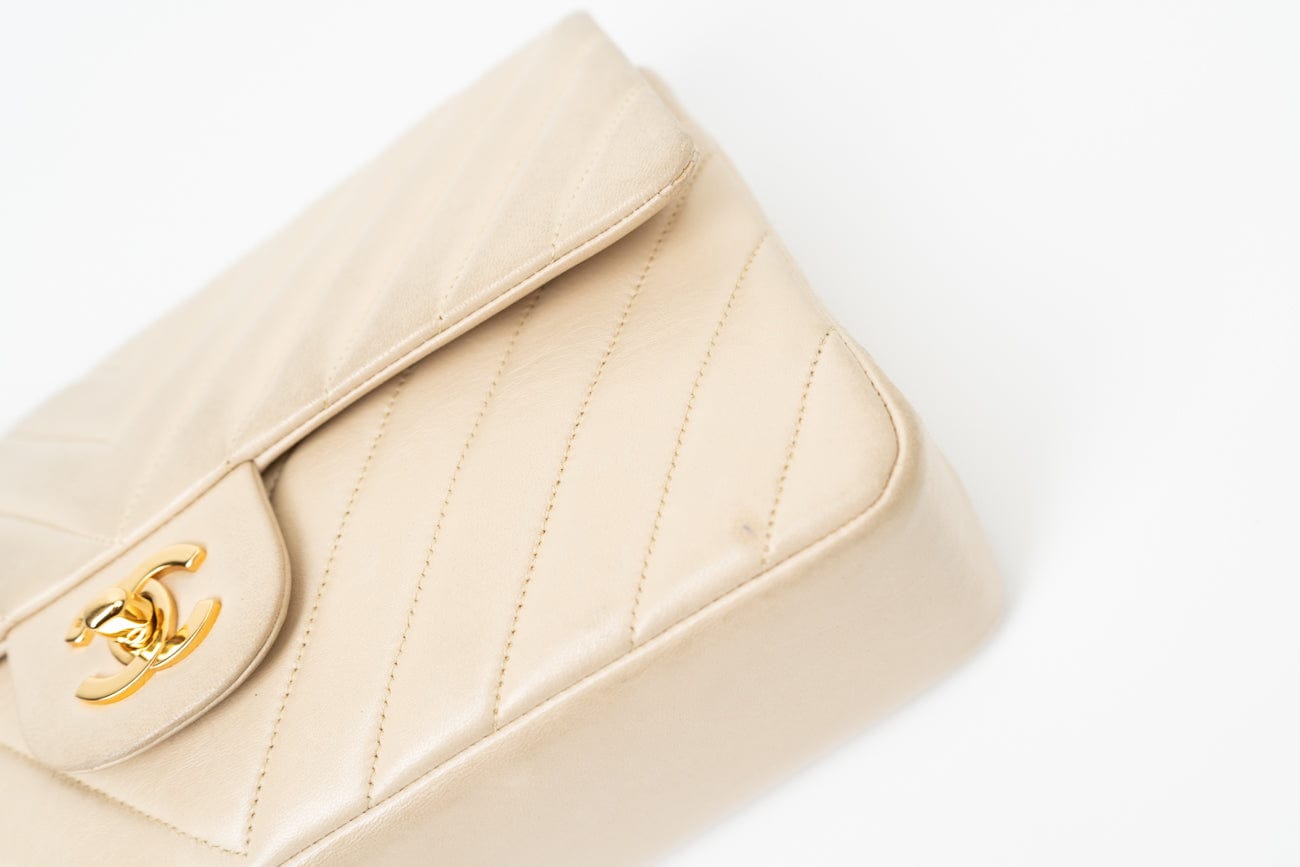 Vintage Beige Lambskin Chevron Classic Flap Medium GHW