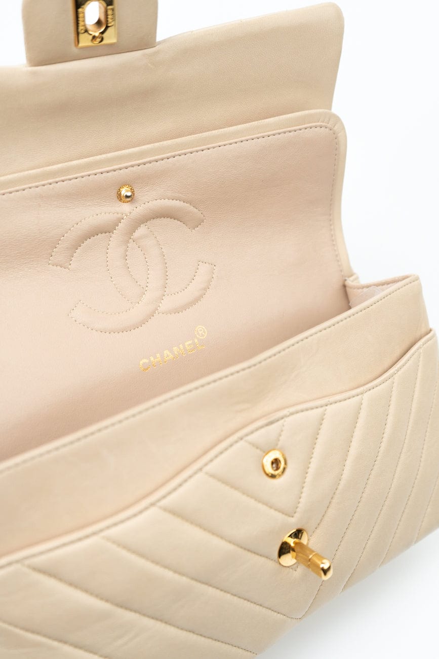 Vintage Beige Lambskin Chevron Classic Flap Medium GHW