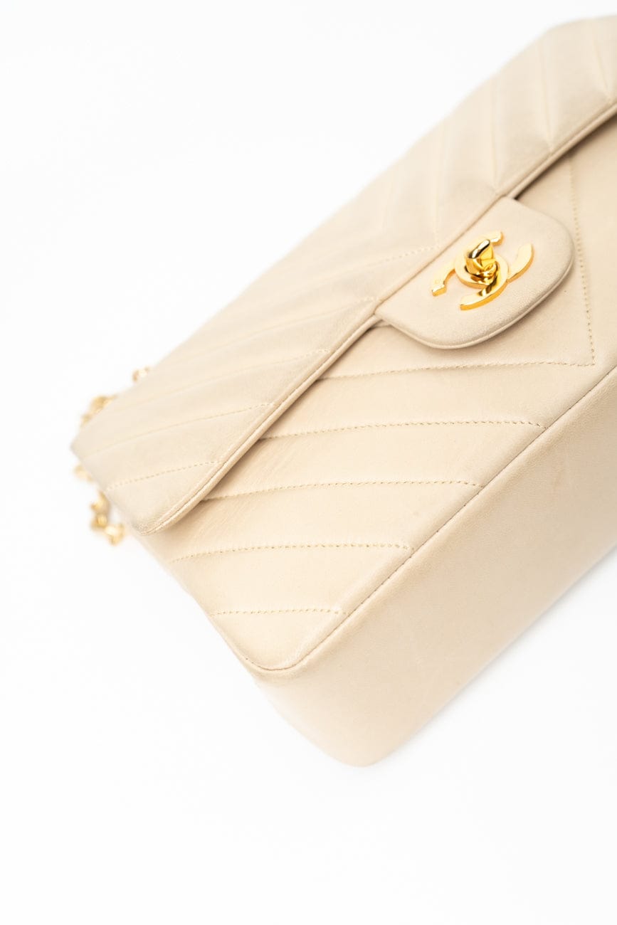Vintage Beige Lambskin Chevron Classic Flap Medium GHW