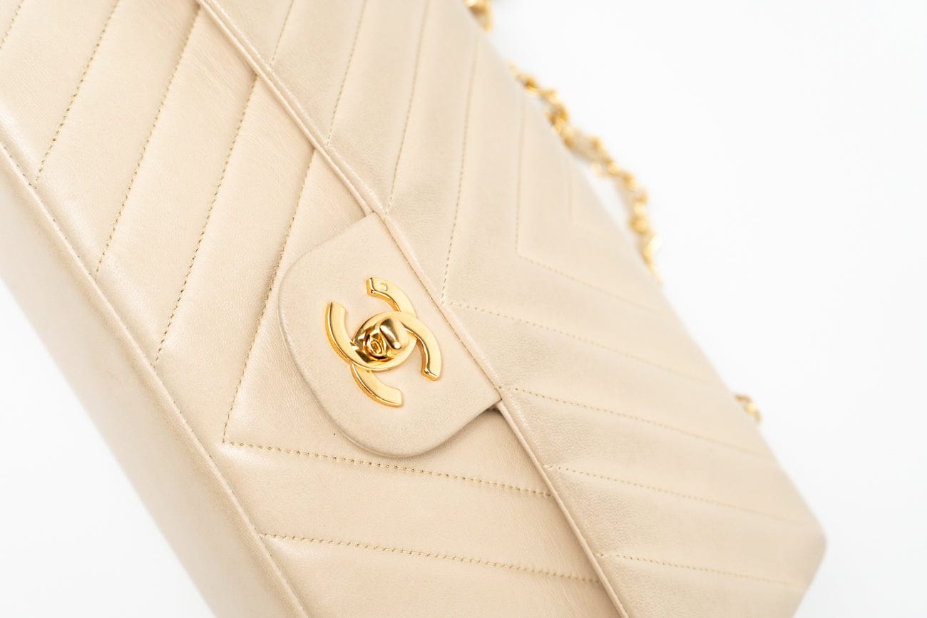 Vintage Beige Lambskin Chevron Classic Flap Medium GHW