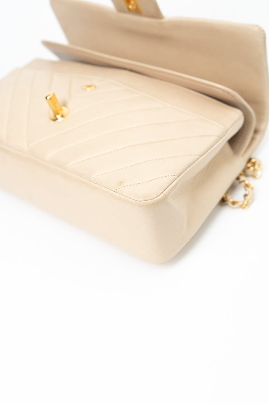Vintage Beige Lambskin Chevron Classic Flap Medium GHW