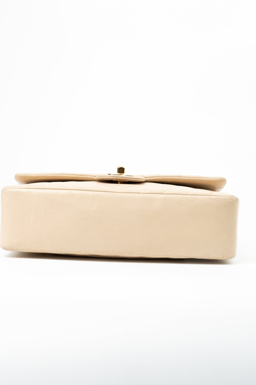 Vintage Beige Lambskin Chevron Classic Flap Medium GHW