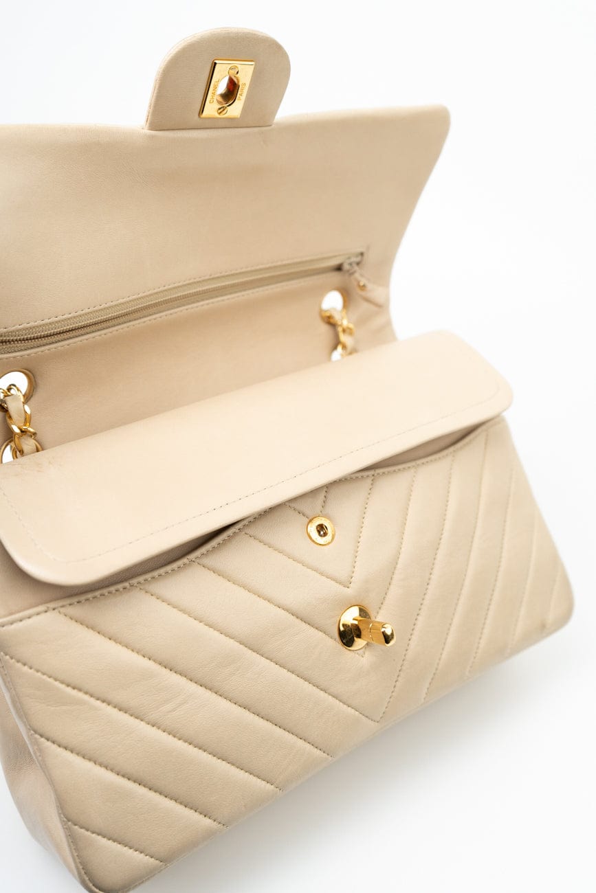 Vintage Beige Lambskin Chevron Classic Flap Medium GHW