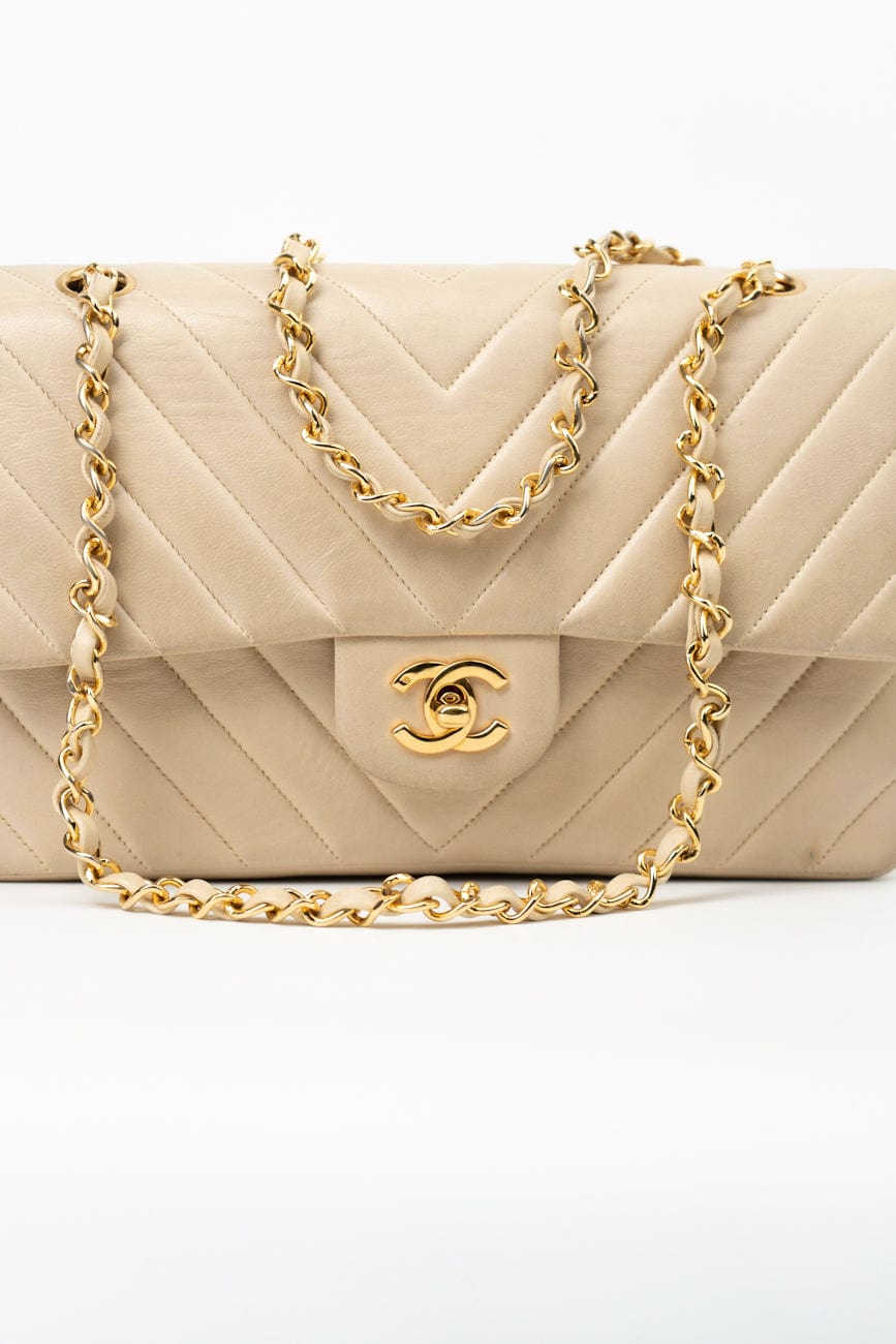 Vintage Beige Lambskin Chevron Classic Flap Medium GHW