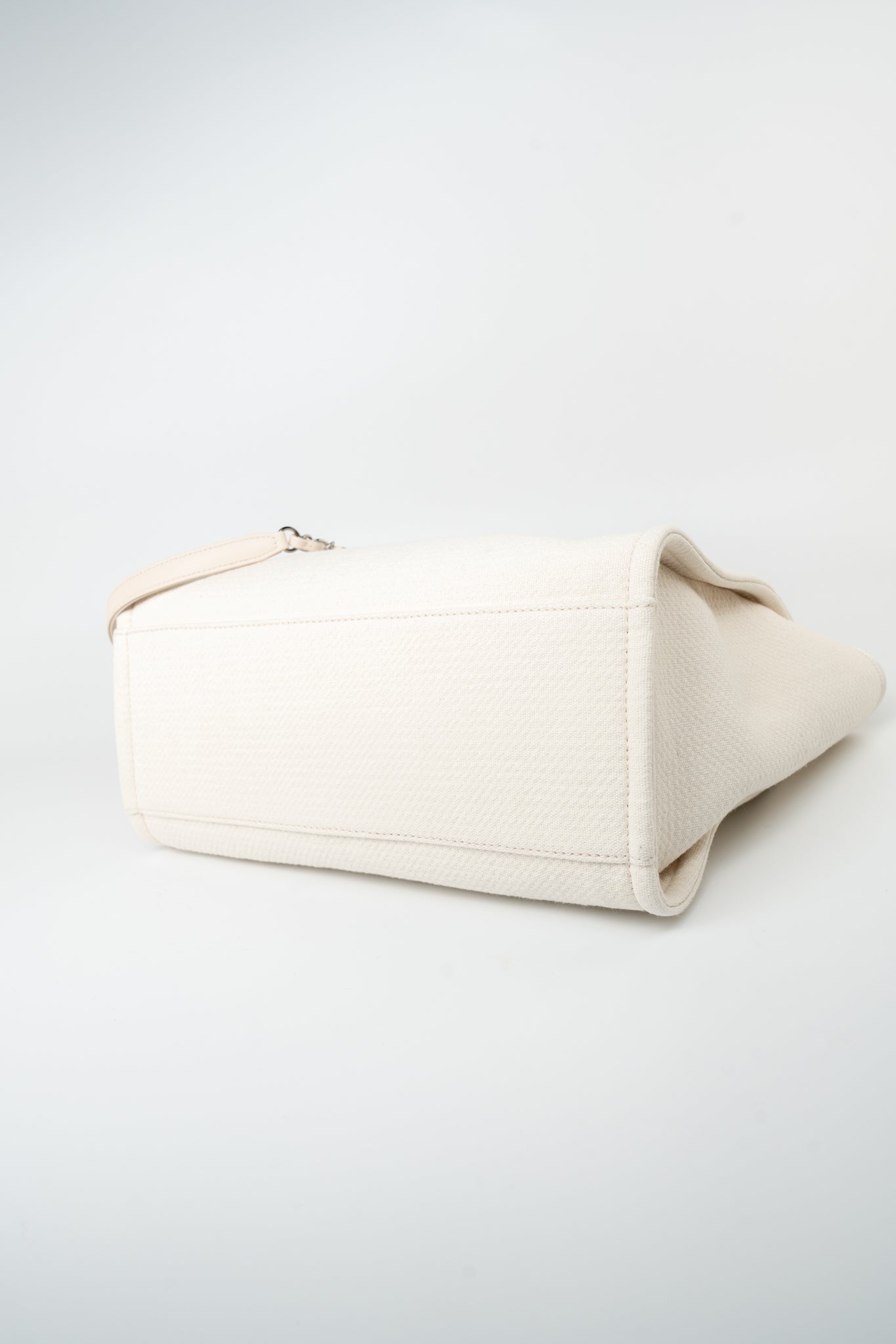 Chanel 22S Small Off White Deauville Shopping Bag SHW