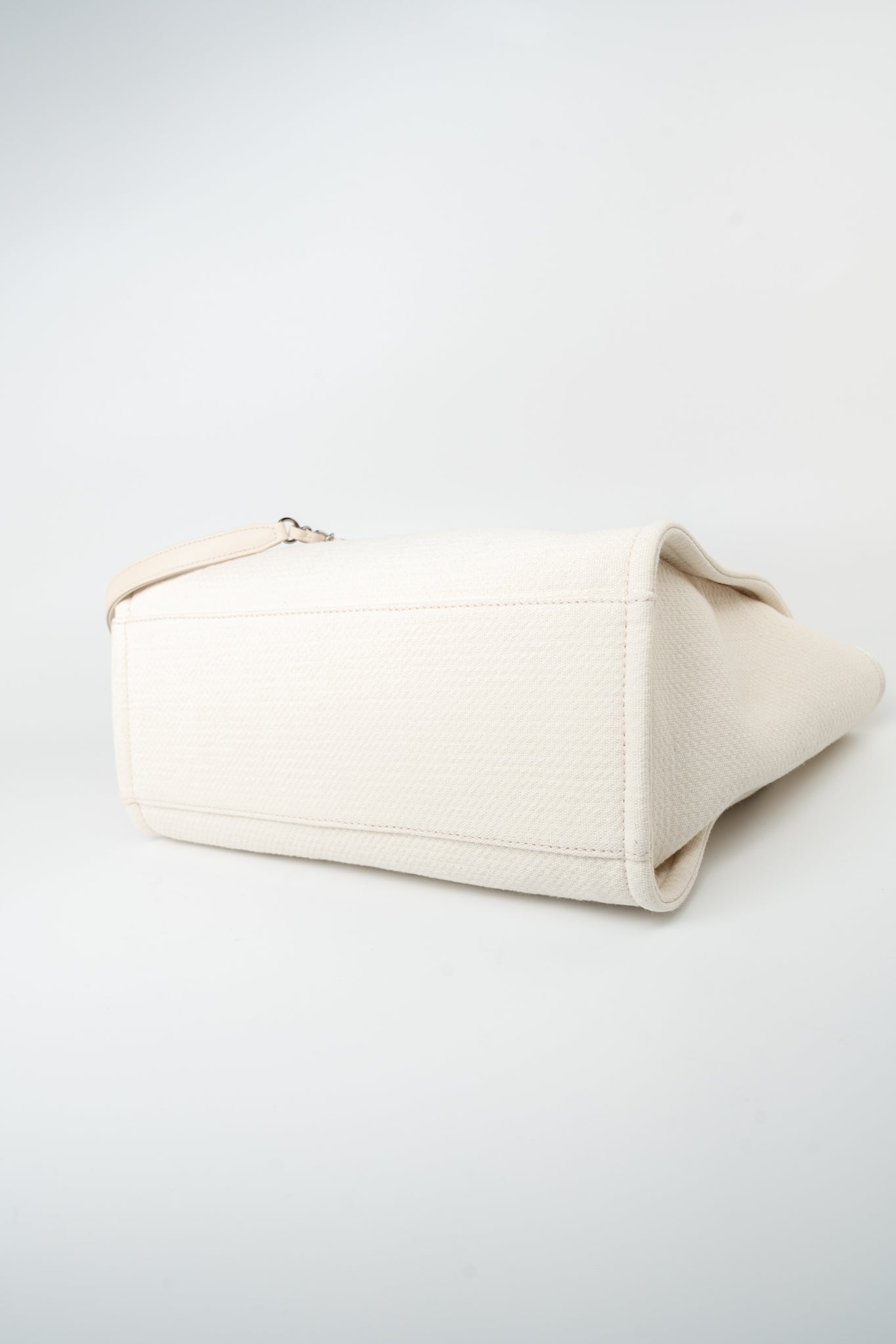 Chanel 22S Small Off White Deauville Shopping Bag SHW