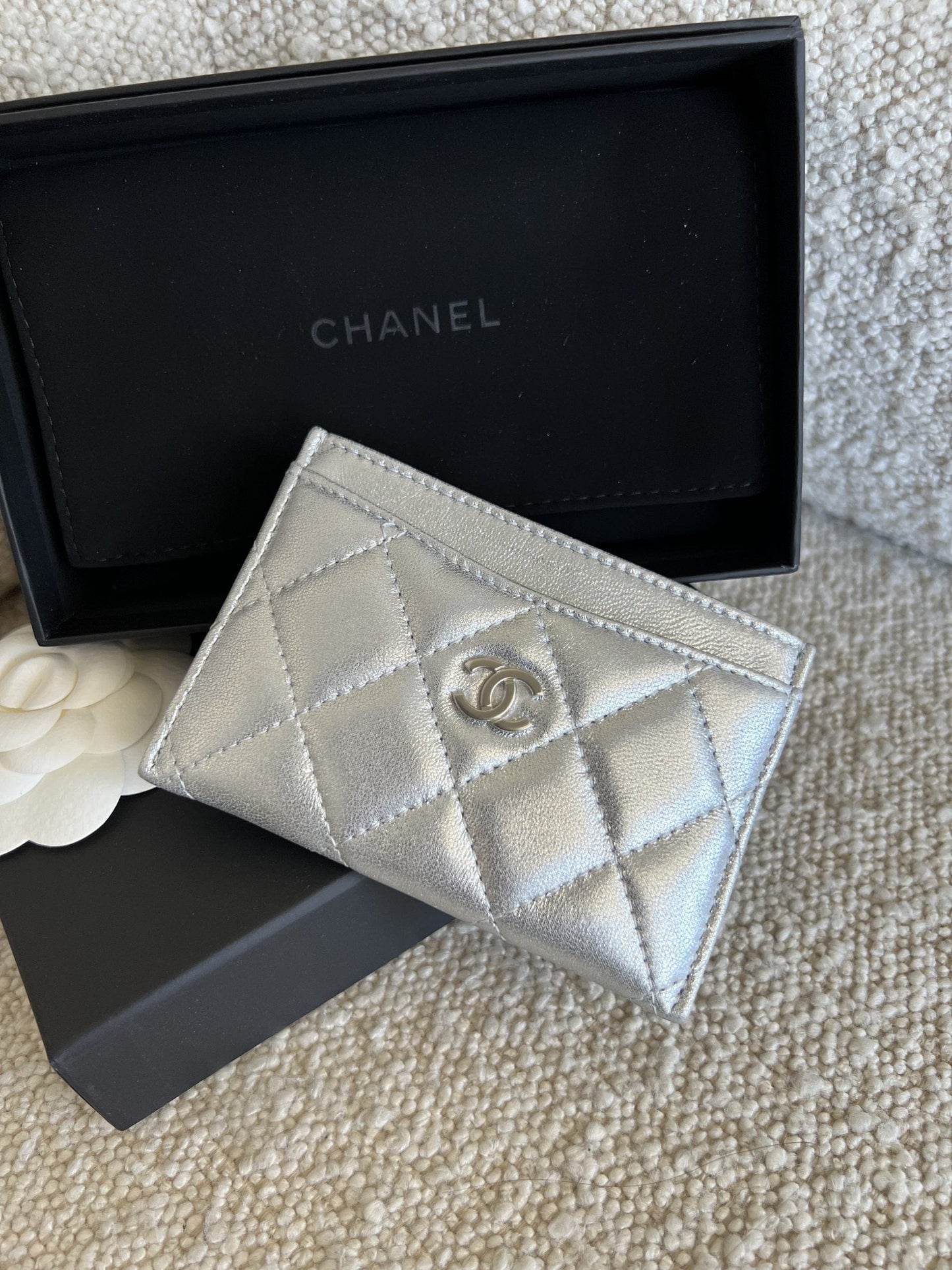 22P Metallic Silver Lambskin Quilted Card Holder SHW