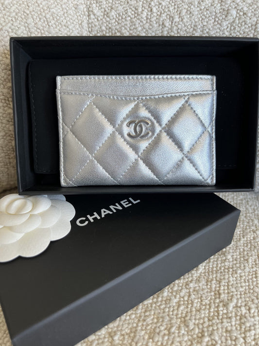 22P Metallic Silver Lambskin Quilted Card Holder SHW